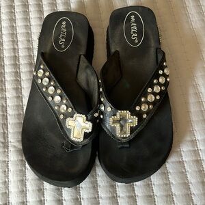 Black size 9 flip flops.